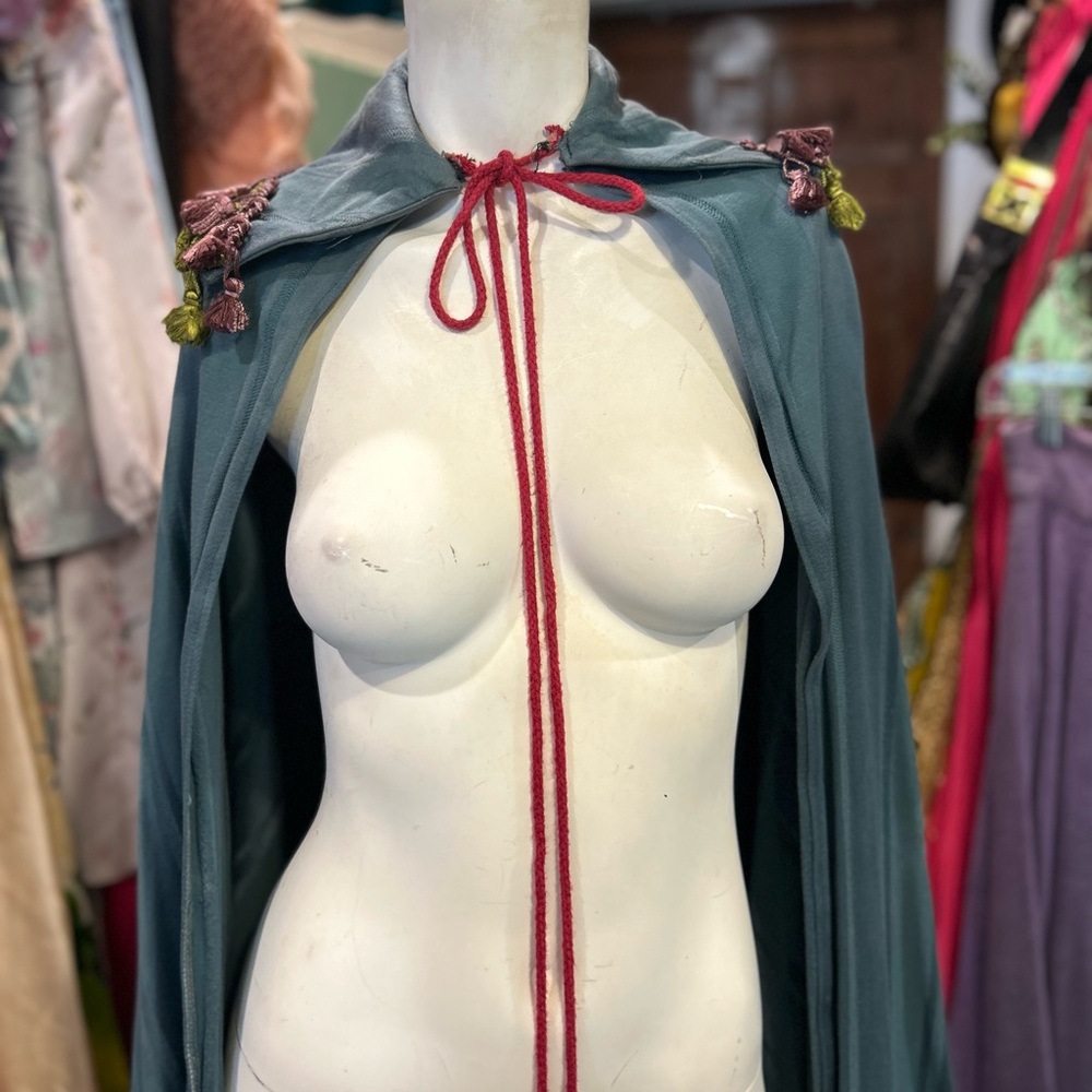 Vintage Shakespearen Cape - Picture 3 of 16
